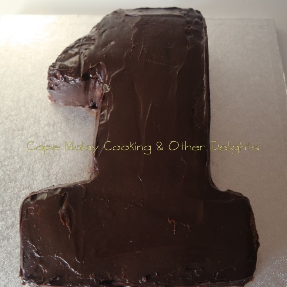 Decorate the cake with ganache